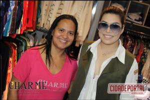 Naiara Azevedo visita a Charme Modas para fazer compras e é surpreendida por fans