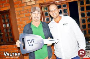 Gerente Comercial da Valtra - Kato Tratores realiza entrega simblica de chaves aos clientes