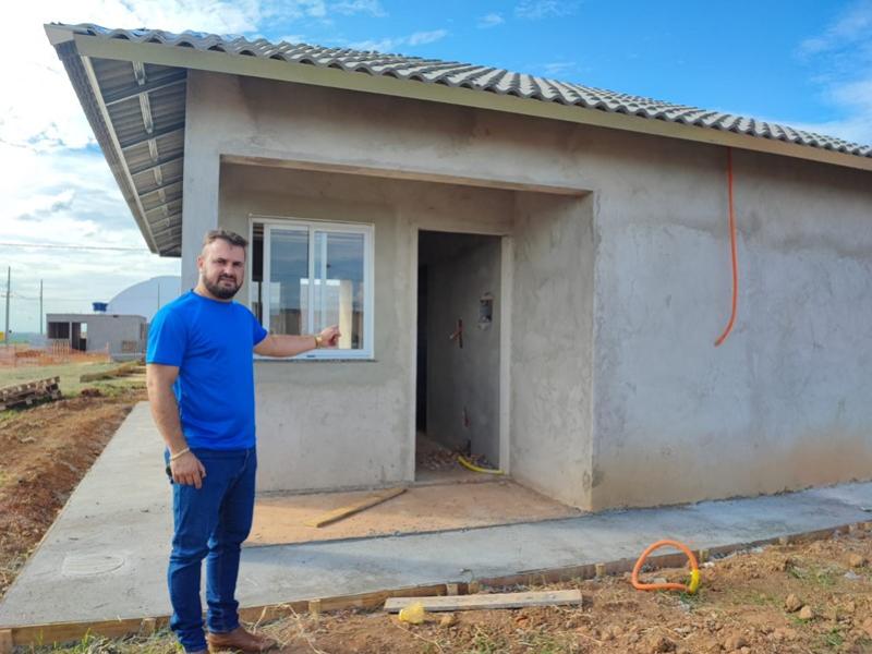 Obras para construo de novas casas em Rancho Alegre do Oeste entram na fase de concluso