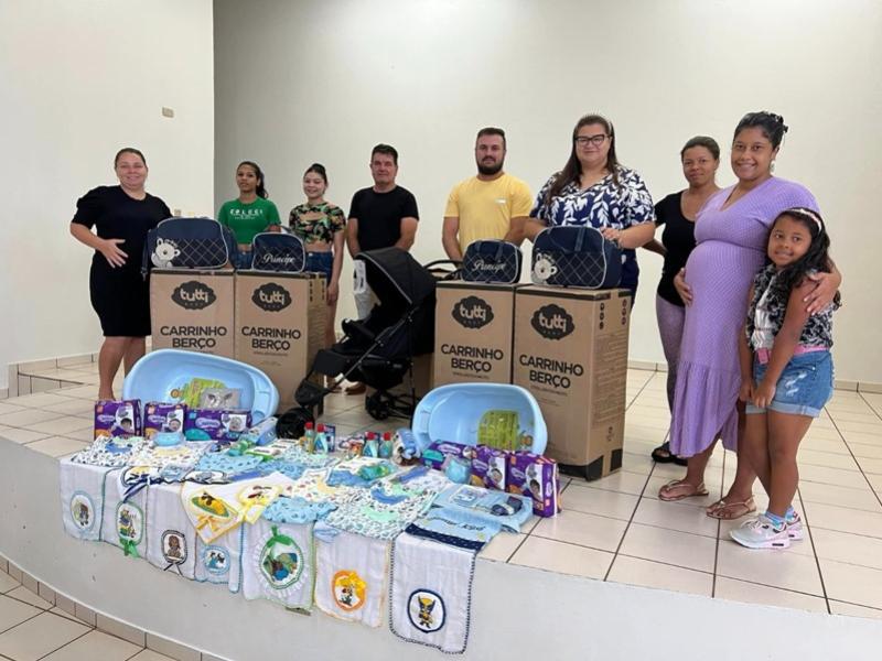 Rancho Alegre do Oeste - Projeto Amar distribui kit enxoval completo com berço e carrinho para bebê