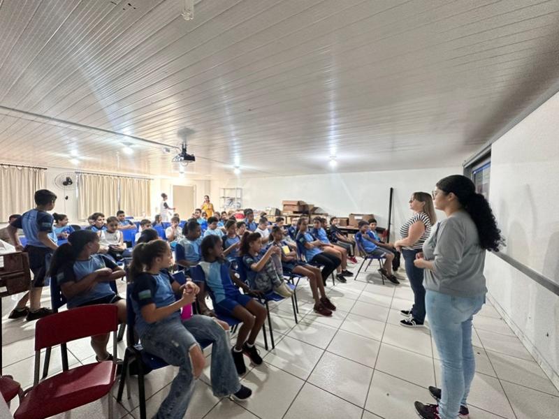 Alunos da Escola Municipal Monteiro Lobato de Goioerê receberam uma palestra orientativa sobre a dengue