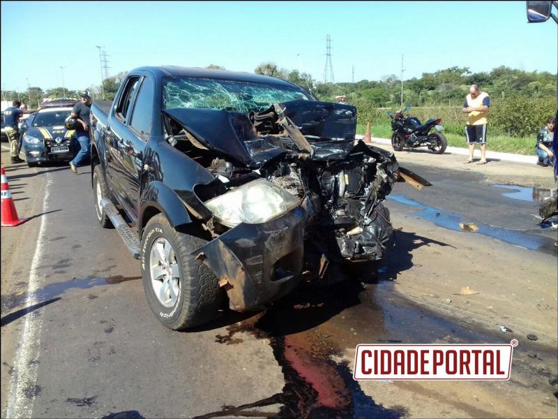 Motorista morre aps colidir frontalmente em uma carreta com caminhonete roubada em Palotina