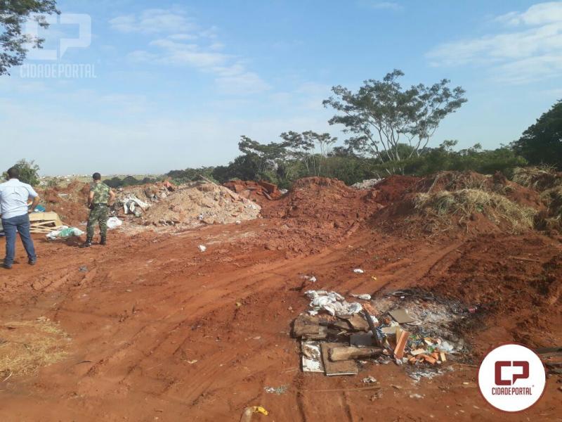Polcia Ambiental de Umuarama flagra funcionrios de uma empresa despejando lixo em Loteamento