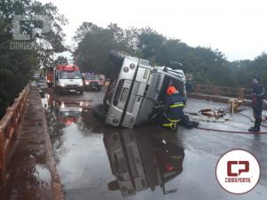 Motorista do acidente na ponte do Rio gua Branca foi retirado das ferragens e o ero-Mdico encaminhou para Umuarama