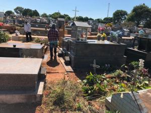Cemitrio de Goioer recebe limpeza e melhorias para o "Dia das Mes"