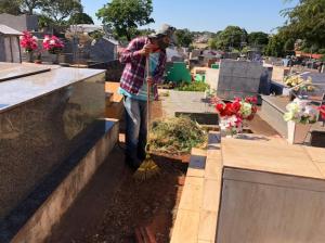 Cemitrio de Goioer recebe limpeza e melhorias para o "Dia das Mes"