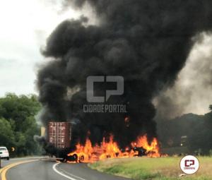 Colisão entre duas carretas em Candói ceifa a vida de motorista paraguaio