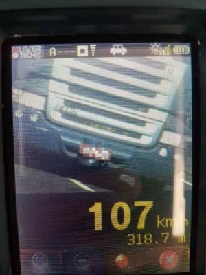Motorista  flagrado  160km/h durante fiscalizao da Polcia Rodoviria no trechoCeasa ao trevo Cataratas