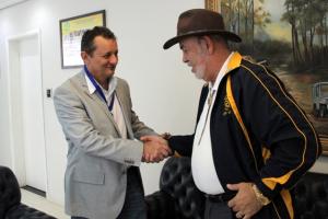 Pedro Coelho recebe medalha de honraria de norte americano representante do Rotary Internacional