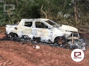 Caminhonete Fiat/Toro tomada de assalto foi encontrada queimada nos fundos da Estrada Barro Preto