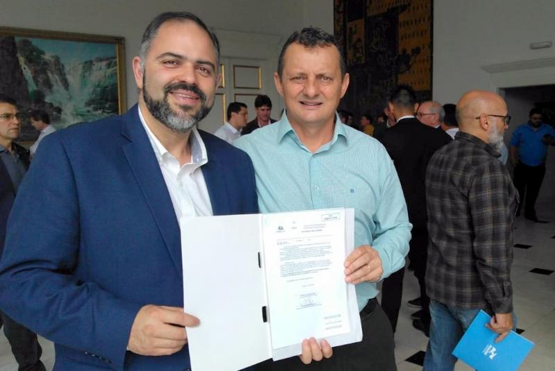 Pedro Coelho assina convnio com a governadora Cida Borghetti beneficiando centenas de famlias goioerenses