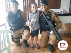 Policiais Militares do BPFRON participam de festa temtica de menino que sonha ser Policial