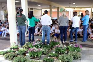 Projeto de Plantio de Flores em Escola Municipal recebe doao de 400 mudas