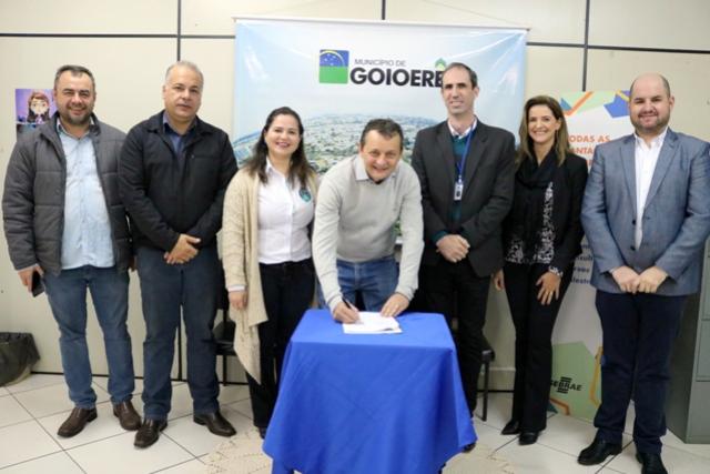 Pedro Coelho assina convnio que facilita acesso ao crdito para empresrios de Goioer e regio