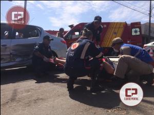 Acidente no cruzamento da Bento Munhoz com Tiradentes deixa duas pessoas com ferimentos