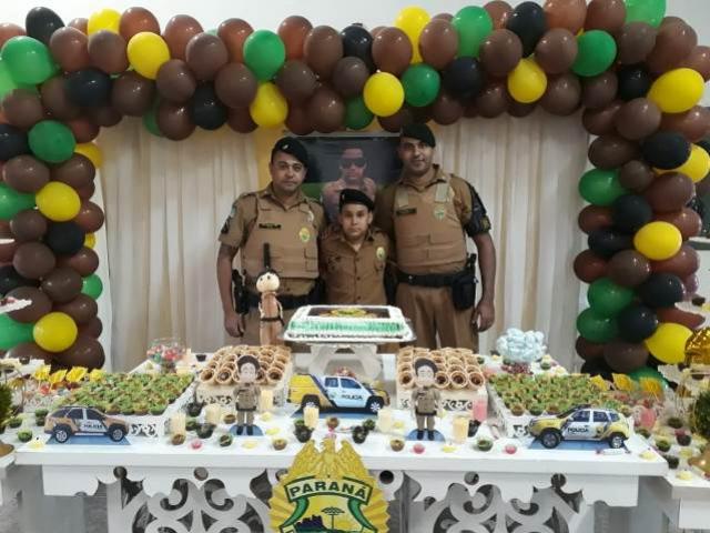 Policiais Militares do 7 BPM fazem alegria de garoto em sua festa de aniversrio