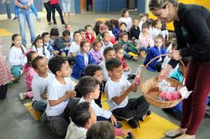 Cerca de 800 crianas dos CMEIs de Goioer recebem kit com doces em virtude ao Dia das Crianas