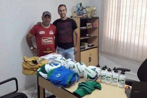 Secretaria de Esporte doa materiais esportivos para entidades e associaes de bairros de Goioer