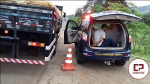 Polcia Rodoviria Federal apreende caminho com mercadorias contrabandeadas, acredita-se que sejam objeto de assaltos a nibus