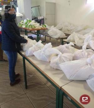 Escolas Estaduais do NRE de Goioer entrega kits de alimentos da merenda escolar