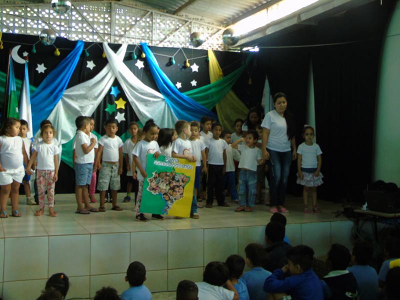 Alunos e Equipe do Centro Educacional Santa Clara comemorando os 195 anos da Independncia do Brasil