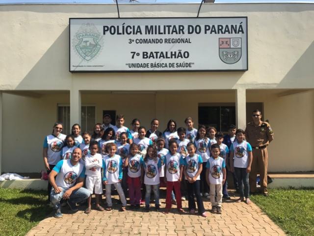 7 BPM da Polcia Militar de Cruzeiro do Oeste recebe visita de alunos de projeto municipal de tapejara