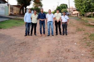 Prefeito Pedro Coelho visita moradores contemplados com obra de pavimentao asfltica