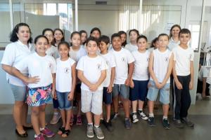 Prefeito Pedro Coelho recebeu e acompanhou alunos da Escola Ceclia Meireles em visita ao Pao Municipal