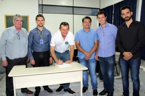 Prefeito Pedro Coelho assina convnio de projeto de informtica no Centro Educacional Santa Clara