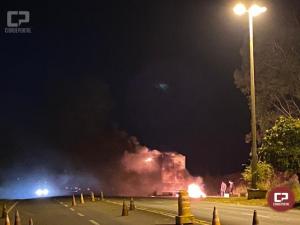 Caminho Ba pega fogo na PR-323 em Cruzeiro do Oeste