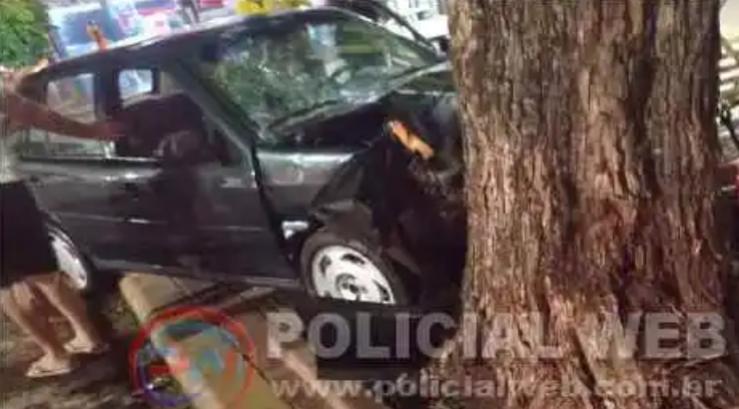 Carro colide contra árvore e deixa uma criança ferida em Formosa do Oeste
