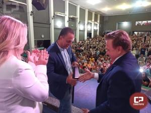 Apstolo Agenor Bortolon Junior de Cruzeiro do Oeste recebe Ttulo de Cidado Benemrito
