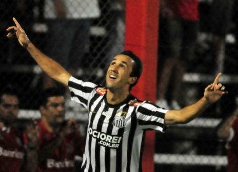 Thiago Ribeiro arranca elogios no Santos e deve ganhar chance