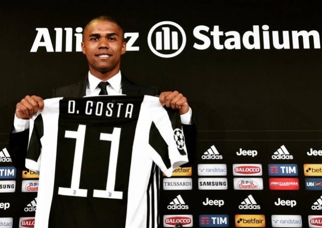 Douglas Costa  apresentado e ganha a camisa 11 na chegada  Juventus