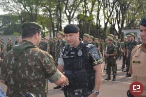 Policiais Militares recebem homenagem no desfile de aniversrio do Tiro de Guerra de Maring