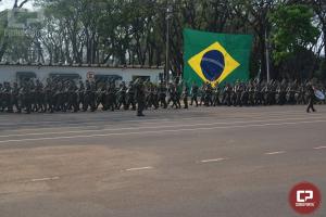 Policiais Militares recebem homenagem no desfile de aniversrio do Tiro de Guerra de Maring