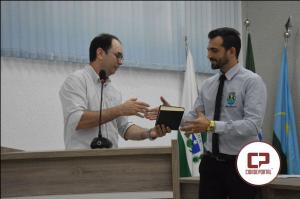 Moiss Fabrcio entrega Bblia para o presidente da Cmara durante sesso desta segunda, 16
