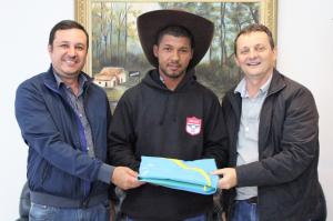 Peo Patrick Rodrigues recebe Bandeira do Prefeito Pedro Coelho para representar Goioer em Barretos