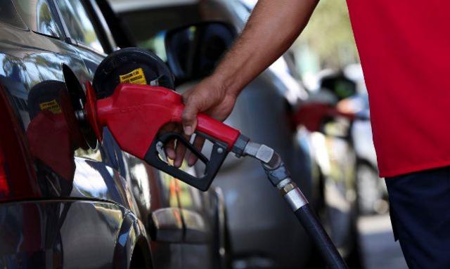 Petrobras reduz 4,8% no preço da gasolina para distribuidoras