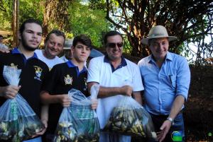 Prefeito Pedro Coelho participa de ao de soltura de 100 mil alevinos de peixes no Rio Piquiri