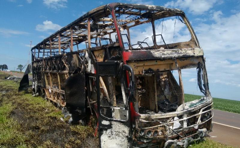 Incndio destruiu nibus coletivo na BR 369 em Juranda