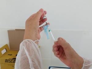 Secretaria de Sade de Goioer est vacinando profissionais da sade contra o Covid-19