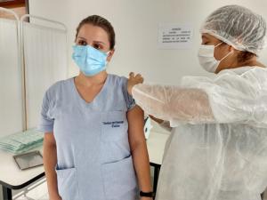 Secretaria de Sade de Goioer est vacinando profissionais da sade contra o Covid-19