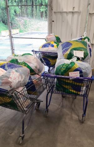 Havan faz doao de 1.500 peas de roupas para Petrpolis (RJ)