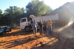 Prefeitura de Rancho Alegre d'Oeste realiza trabalho de cascalhamento de estradas rurais