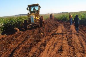 Prefeitura de Rancho Alegre d'Oeste realiza trabalho de cascalhamento de estradas rurais