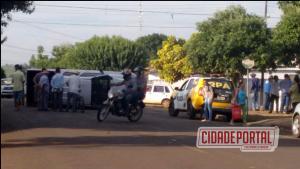 Uma caminhonete tombou aps acidente na Joo de Oliveira Dias