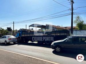 ATUALIZADA - Caminho arrasta caminhonete pela Avenida Vicente Carlos aps coliso