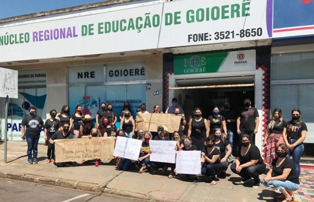 Professores fazem mobilizao em frente ao Ncleo de Educao de Goioer