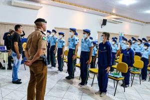 Alunos do Colgio Cvico-Militar de Goioer recebem uniformes